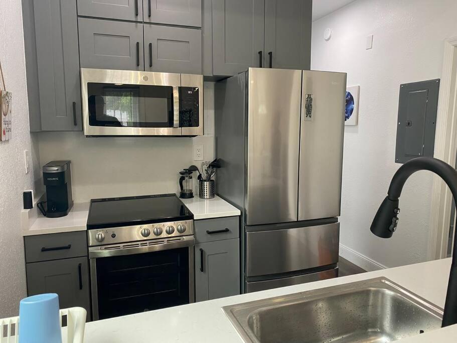Contemporary 1-Bedroom Private Bungalow Walk To Armature & Riverwalk Tampa Exterior foto