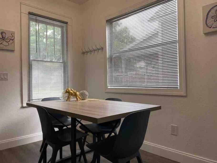 Contemporary 1-Bedroom Private Bungalow Walk To Armature & Riverwalk Tampa Exterior foto