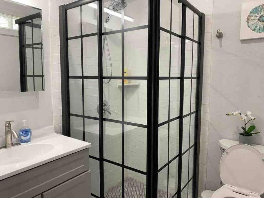 Contemporary 1-Bedroom Private Bungalow Walk To Armature & Riverwalk Tampa Exterior foto